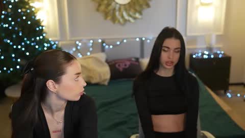 Snapshot of bright_diamonds_054 chatting on December 17, 2025, 12:00 pm Diamonds Girls online show from December 17, 2025, 12:00 pm