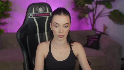 Diamonds Girls online show from May 4, 2026, 6:42 am