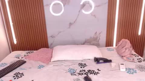 brithanny_03 online show from December 13, 2025, 8:04 pm