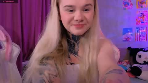 Snapshot of britney_lynch chatting on March 9, 2026, 7:40 pm Britney online show from March 9, 2026, 7:40 pm