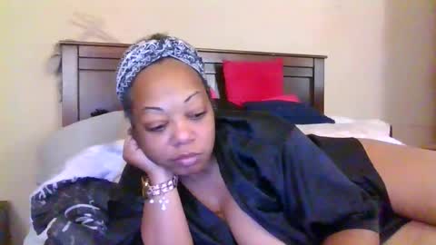 Snapshot of brownroundrenee chatting on April 6, 2026, 9:54 am brownroundrenee online show from April 6, 2026, 9:54 am
