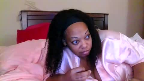 Snapshot of brownroundrenee chatting on May 4, 2026, 11:17 am brownroundrenee online show from May 4, 2026, 11:17 am