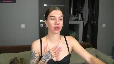 Snapshot of brunette_from_the_moon chatting on April 9, 2026, 9:53 pm Alice online show from April 9, 2026, 9:53 pm