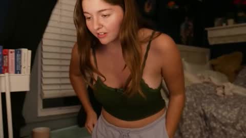 brunettebaby040 online show from October 16, 2025, 11:06 pm