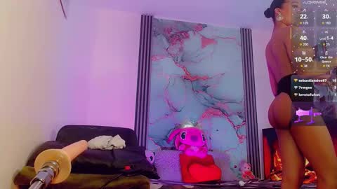 Snapshot of brunettesexy11 chatting on October 28, 2025, 10:52 am ChannelR online show from October 28, 2025, 10:52 am