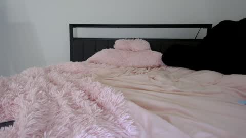 Queen Lola XXX online show from May 13, 2026, 8:23 am