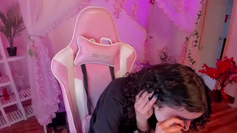 Snapshot of bunny_curly chatting on October 27, 2025, 1:37 pm Bunny  online show from October 27, 2025, 1:37 pm