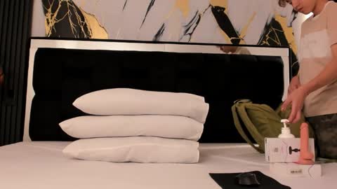 bunny online show from December 19, 2025, 12:23 pm