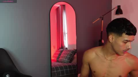 Buster independent model online show from November 3, 2025, 7:04 pm