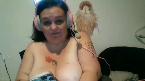 bustymilf94 online show from February 3, 2026, 9:09 pm