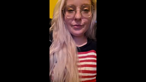 Snapshot of c0ck_queen chatting on June 10, 2026, 2:45 am Momuknow online show from June 10, 2026, 2:45 am
