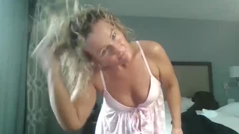 Snapshot of callmebabyt chatting on November 15, 2025, 5:20 pm callmebabyt online show from November 15, 2025, 5:20 pm