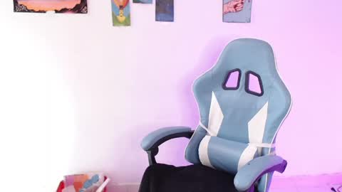 callmebluee online show from April 17, 2026, 6:11 pm