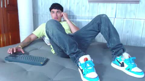 Snapshot of calvin913 chatting on November 11, 2025, 10:54 pm calvin913 online show from November 11, 2025, 10:54 pm