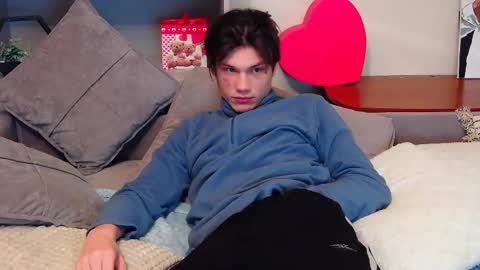 Snapshot of calvin_cay chatting on February 12, 2025, 2:35 am Calvin online show from February 12, 2025, 2:35 am