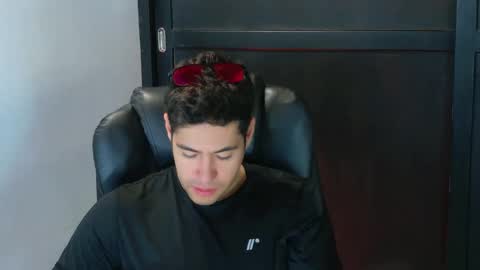 camara110 online show from October 1, 2025, 10:49 pm