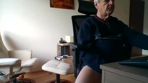 Snapshot of camcologne chatting on December 18, 2024, 11:13 am camcologne online show from December 18, 2024, 11:13 am