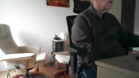 camcologne online show from December 19, 2025, 10:11 am