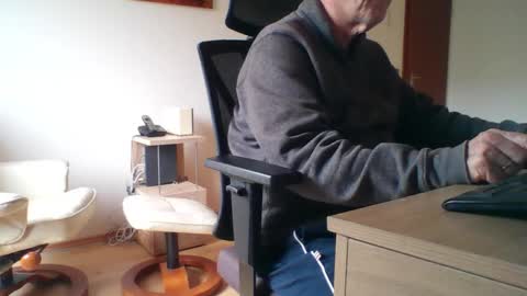 camcologne online show from February 3, 2026, 9:58 am