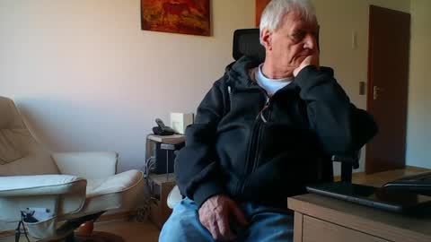 Snapshot of camcologne chatting on April 1, 2026, 8:04 am camcologne online show from April 1, 2026, 8:04 am