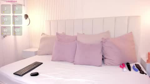 Snapshot of camila_moretti chatting on November 13, 2025, 11:42 am Camila online show from November 13, 2025, 11:42 am