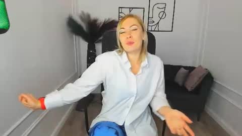 camilafatem online show from September 15, 2025, 8:20 pm