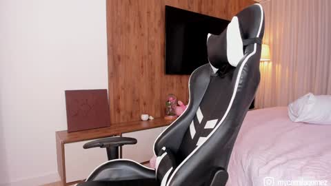 Camila online show from October 6, 2025, 8:06 pm