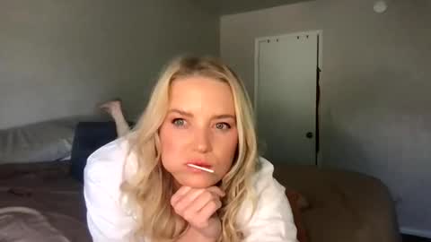 camilleclairexo online show from April 20, 2026, 7:37 pm
