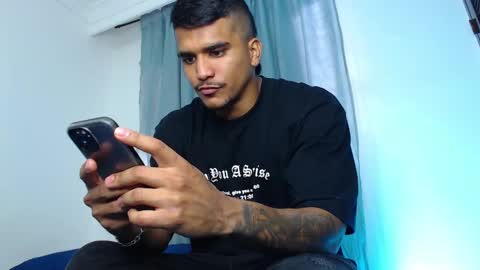 camilo_contre21 online show from March 5, 2025, 9:26 pm