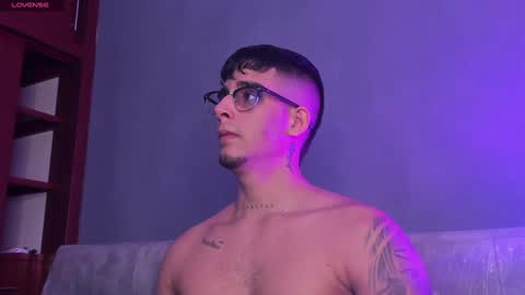 Snapshot of camilo_ospina_ chatting on January 11, 2025, 12:18 pm INDEPENDENT MODEL online show from January 11, 2025, 12:18 pm