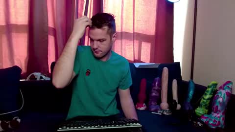 Snapshot of camzlut4u chatting on February 26, 2025, 9:05 pm mark the Slut online show from February 26, 2025, 9:05 pm