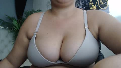 Snapshot of candiapole chatting on September 19, 2025, 1:01 pm Candy  online show from September 19, 2025, 1:01 pm