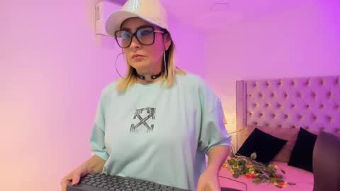 Candie  online show from October 13, 2025, 1:22 pm