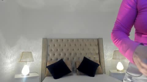 Candie  online show from December 14, 2025, 1:49 pm