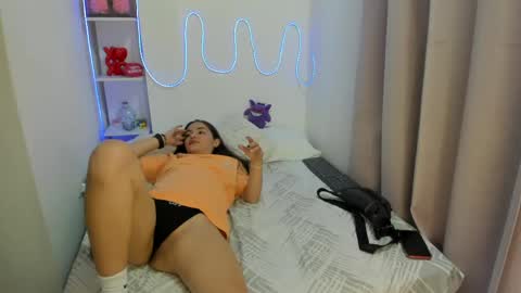 candy_kitty7343 online show from May 6, 2026, 2:51 am