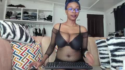 Snapshot of canela_kisses chatting on February 11, 2025, 6:33 pm Canela online show from February 11, 2025, 6:33 pm