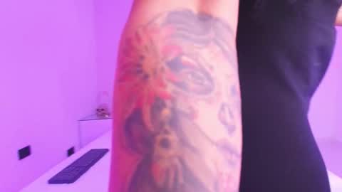 Aura  online show from November 1, 2025, 12:07 pm