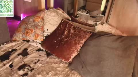 caressyourself online show from October 13, 2025, 6:46 am