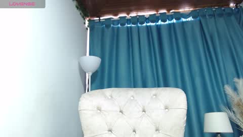 carla_77 online show from January 13, 2025, 6:27 pm