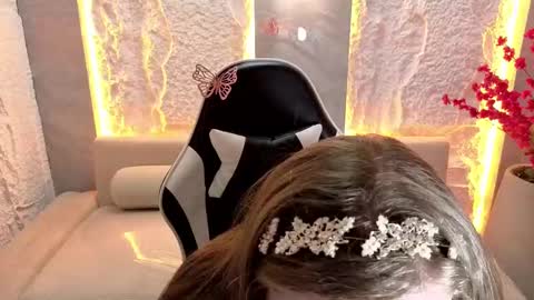 Carla  online show from October 31, 2025, 1:23 pm