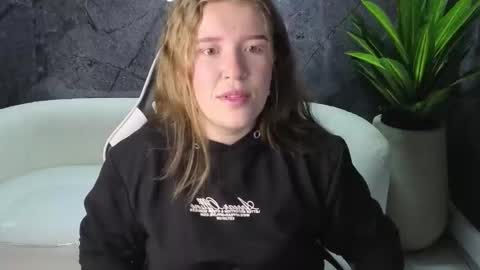 Carla  online show from November 5, 2025, 1:11 pm