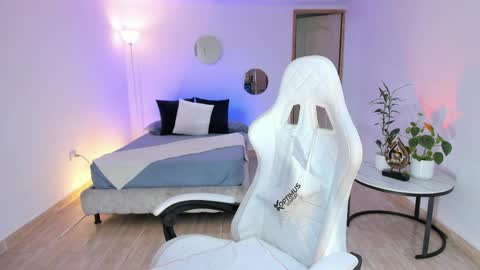 Alejandra online show from May 1, 2026, 11:20 pm