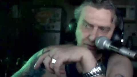 carlos712009 online show from April 25, 2026, 7:44 am