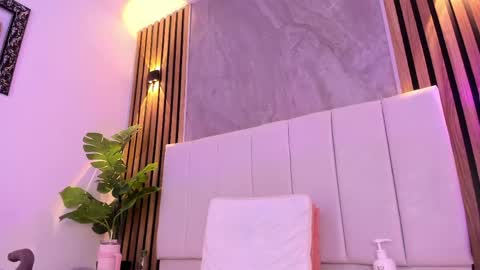 Carlotta Velour online show from May 6, 2026, 7:24 am