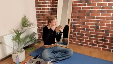 Eva online show from November 25, 2025, 7:25 pm