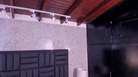 Snapshot of caro_martinezz chatting on December 12, 2024, 10:34 am    online show from December 12, 2024, 10:34 am