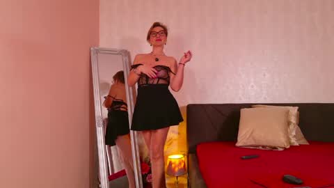 CaroJhones online show from May 6, 2026, 4:52 am