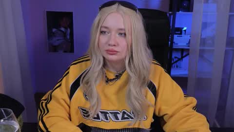 Snapshot of carolina_winter chatting on October 25, 2025, 5:26 am Mira online show from October 25, 2025, 5:26 am