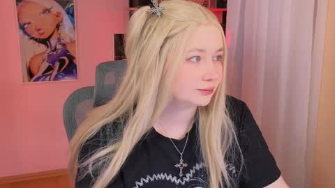 Snapshot of carolina_winter chatting on April 8, 2026, 5:40 am Mira online show from April 8, 2026, 5:40 am