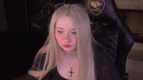 Snapshot of carolina_winter chatting on April 17, 2026, 5:43 am Mira online show from April 17, 2026, 5:43 am